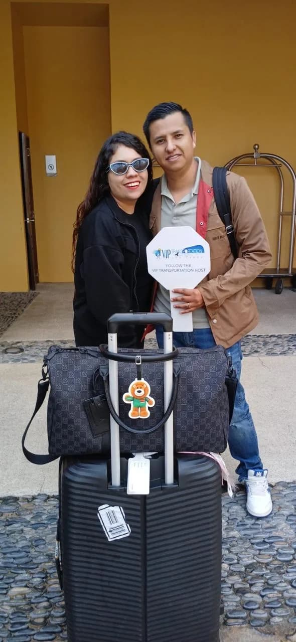 Guests arriving at their Los Cabos resort with a Goleón tag on their suitcase